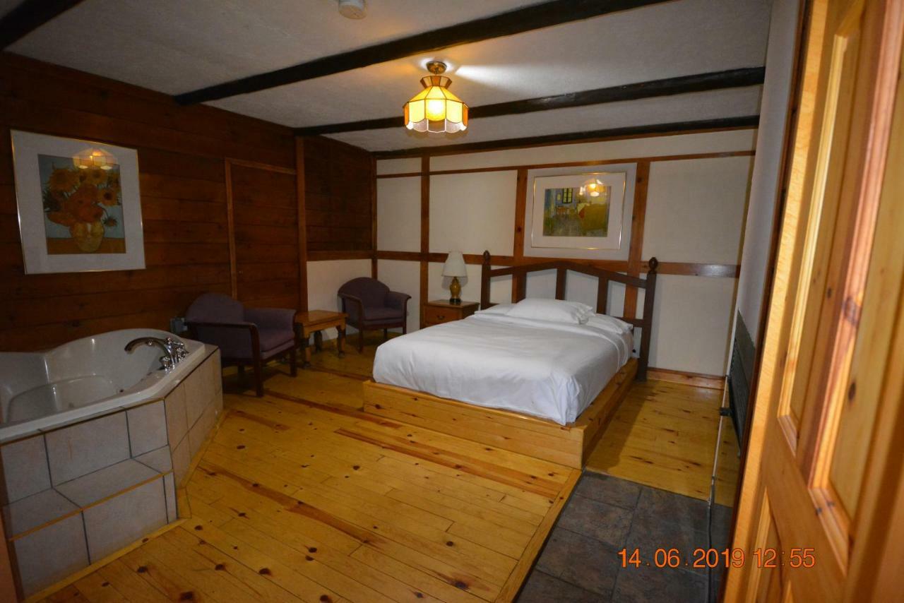 Auberge Alpine Inn Sainte-Adèle Kültér fotó