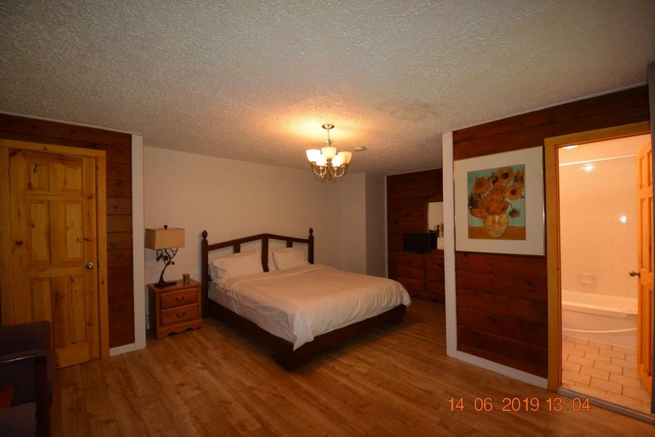 Auberge Alpine Inn Sainte-Adèle Kültér fotó